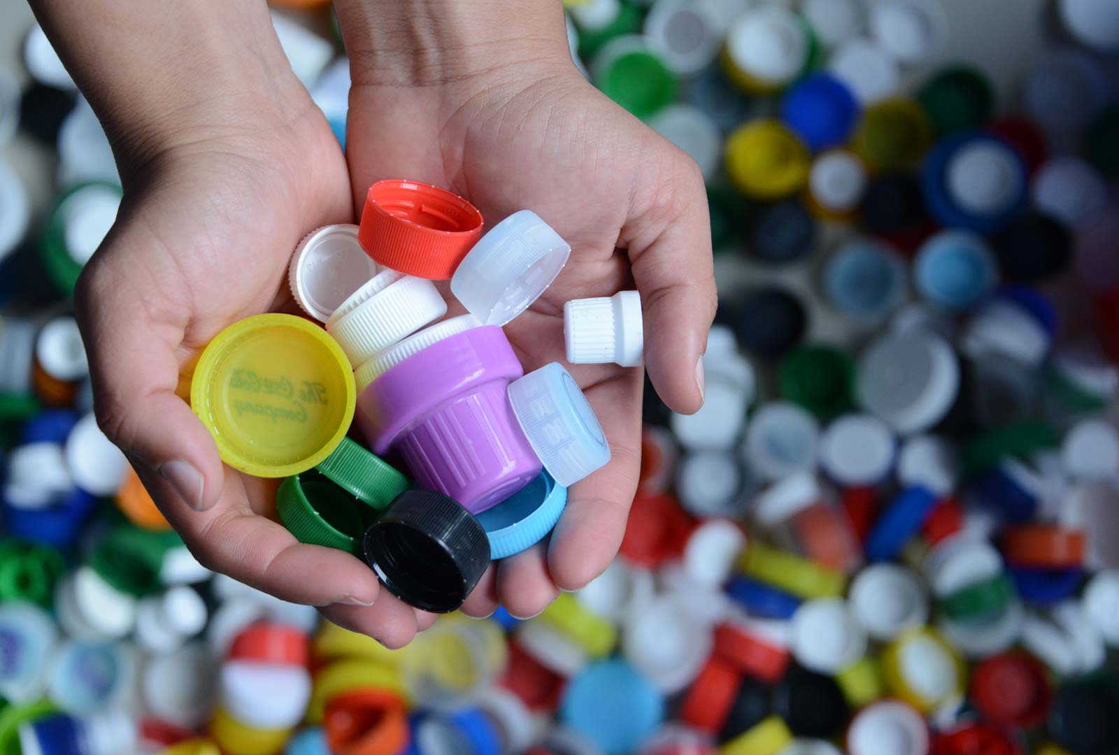 El arte de crear con tapones de plástico y chapas recicladas