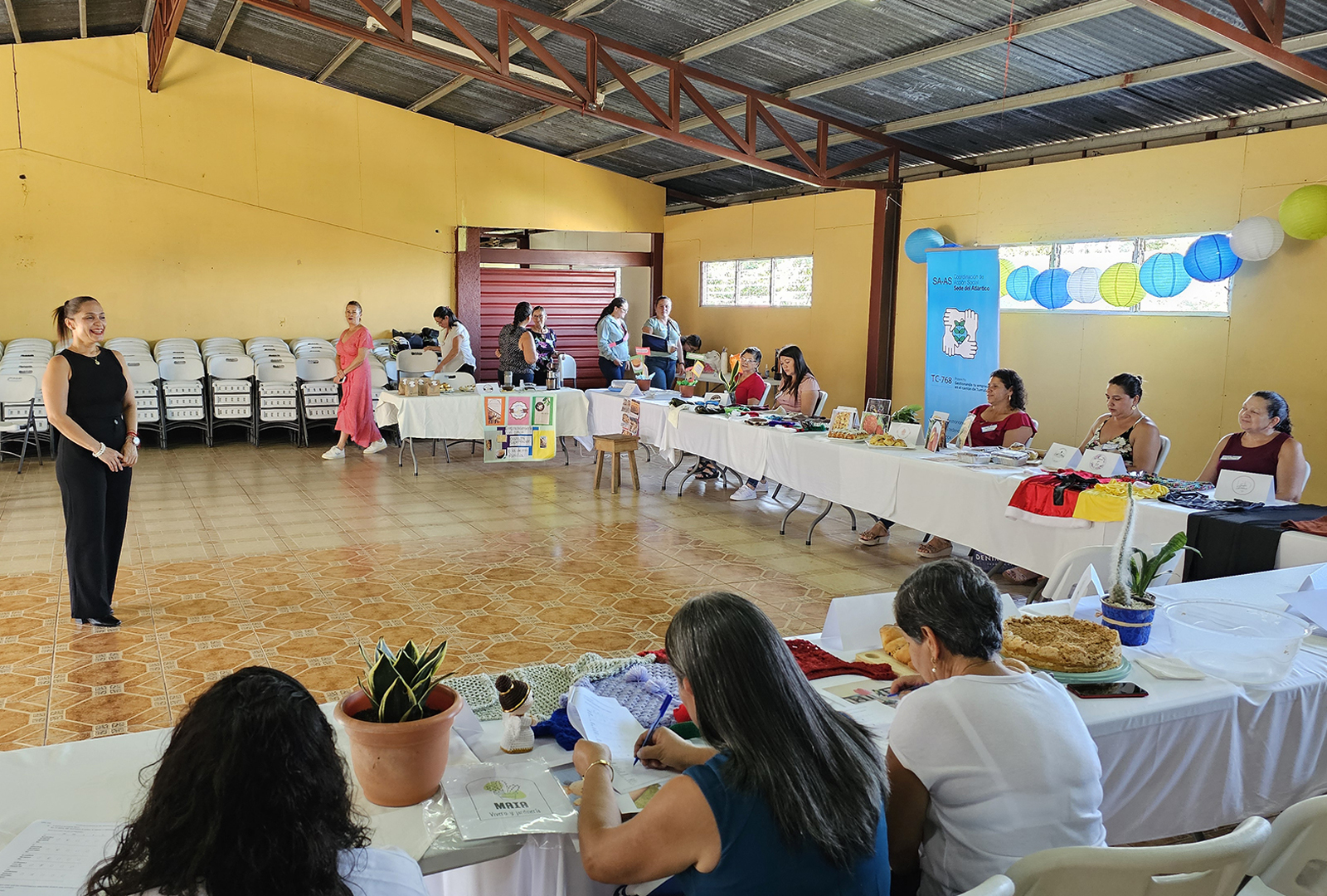 Exposición de productos de empresarias turrialbeñas