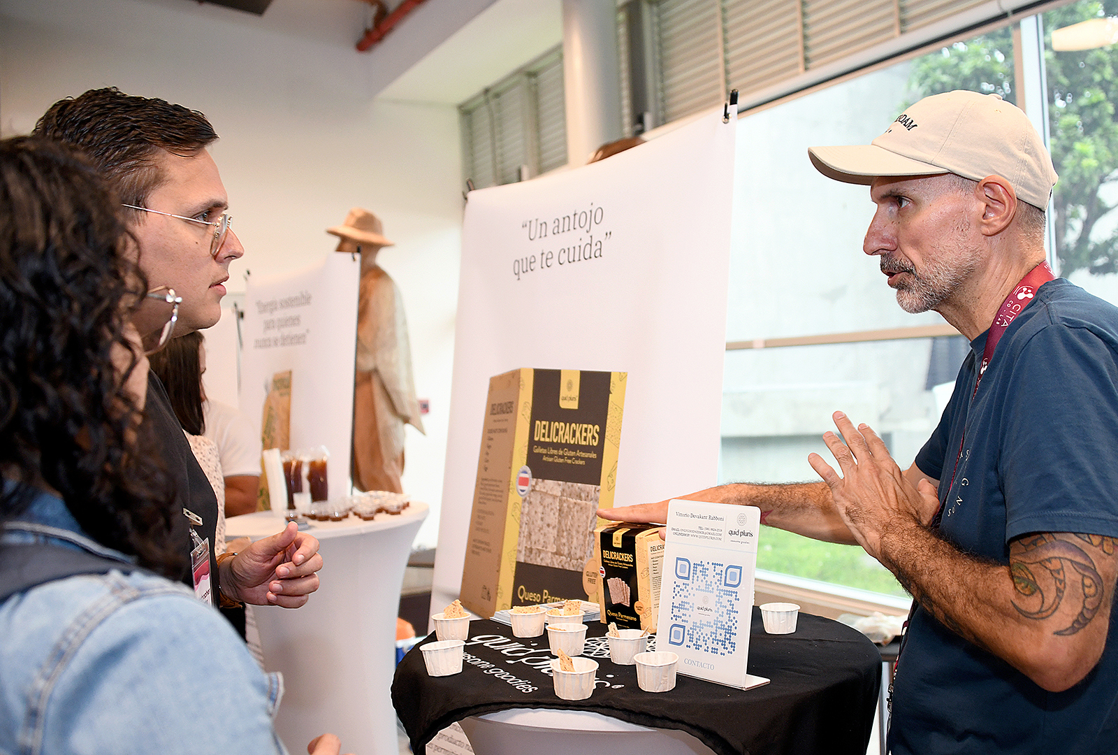 Emprendedor mostrando su producto a visitantes a la feria