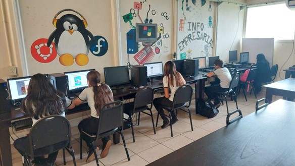 Cuatro estudiantes de secundaria aplicando la prueba de monitoreo de idiomas frente a sus …