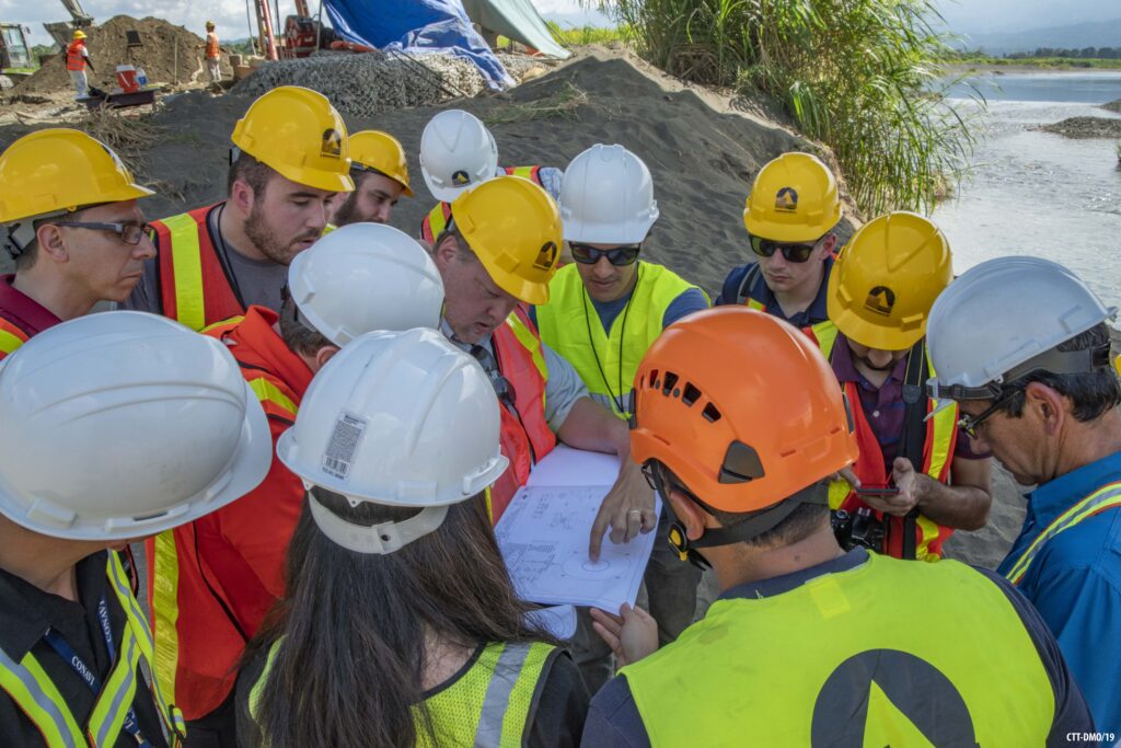 Grupo de ingenieros visualizan un plano de trabajo