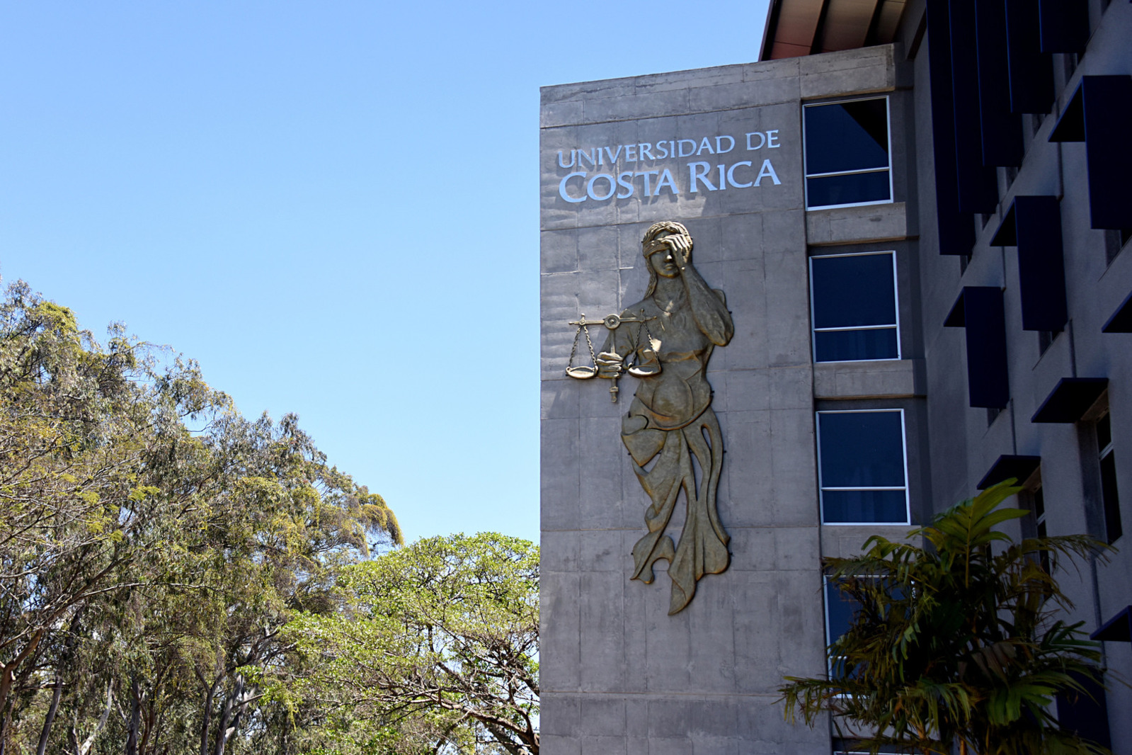 Detalle de la fachada del edificio de la Facultad de Derecho en el que se aprecia la imagen de la …