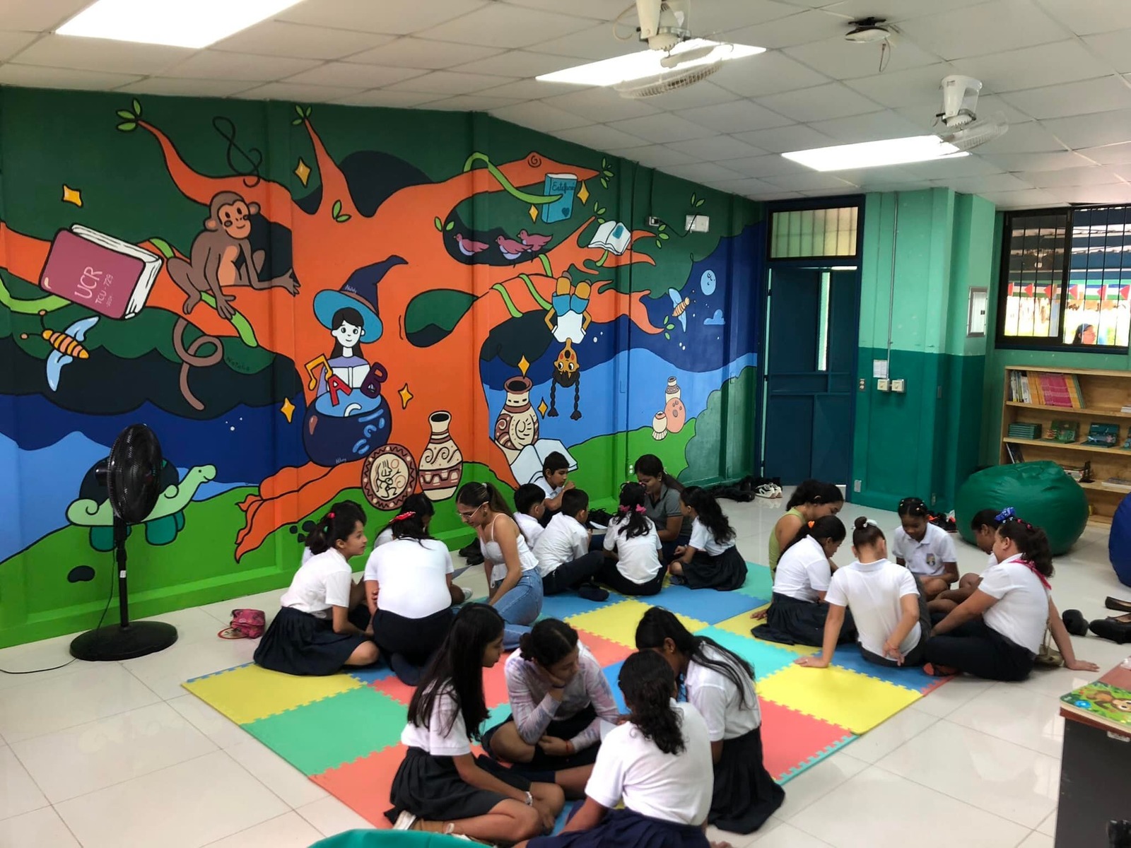 Niños y niñas de la escuela Arturo Solano de Nicoya