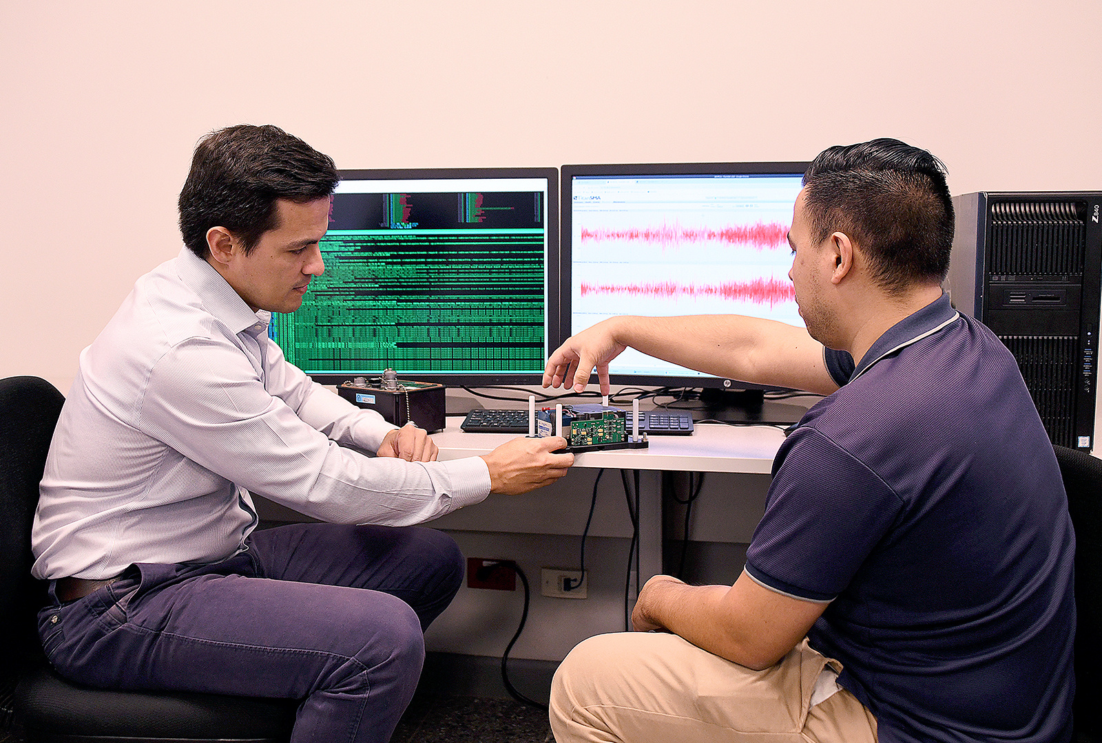 Diego Hidalgo junto a un colaborador del LIS frente a las bases de datos del laboratorio. 