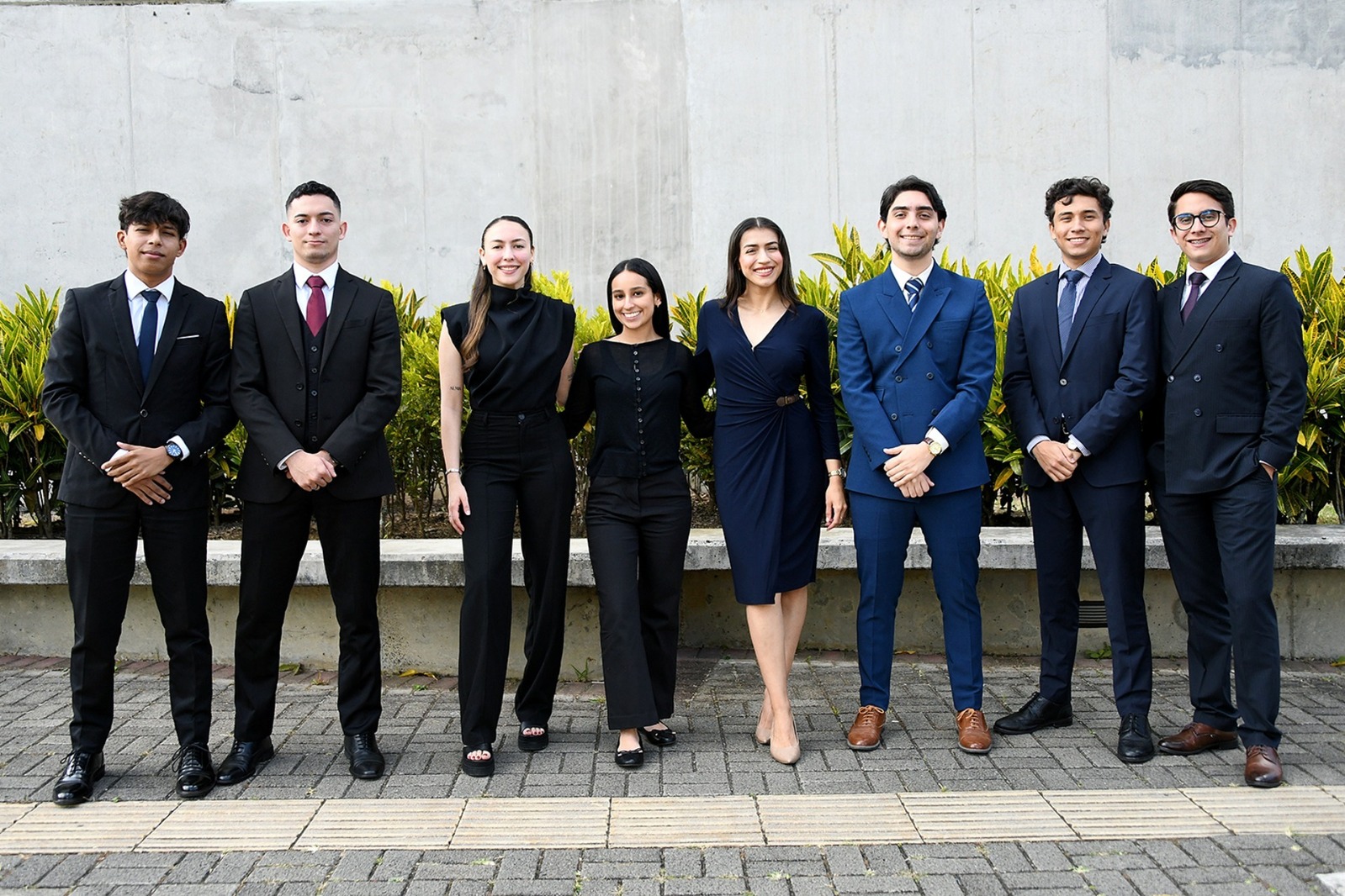 El equipo estudiantil posa para la foto al costado este de la Facultad de Derecho.