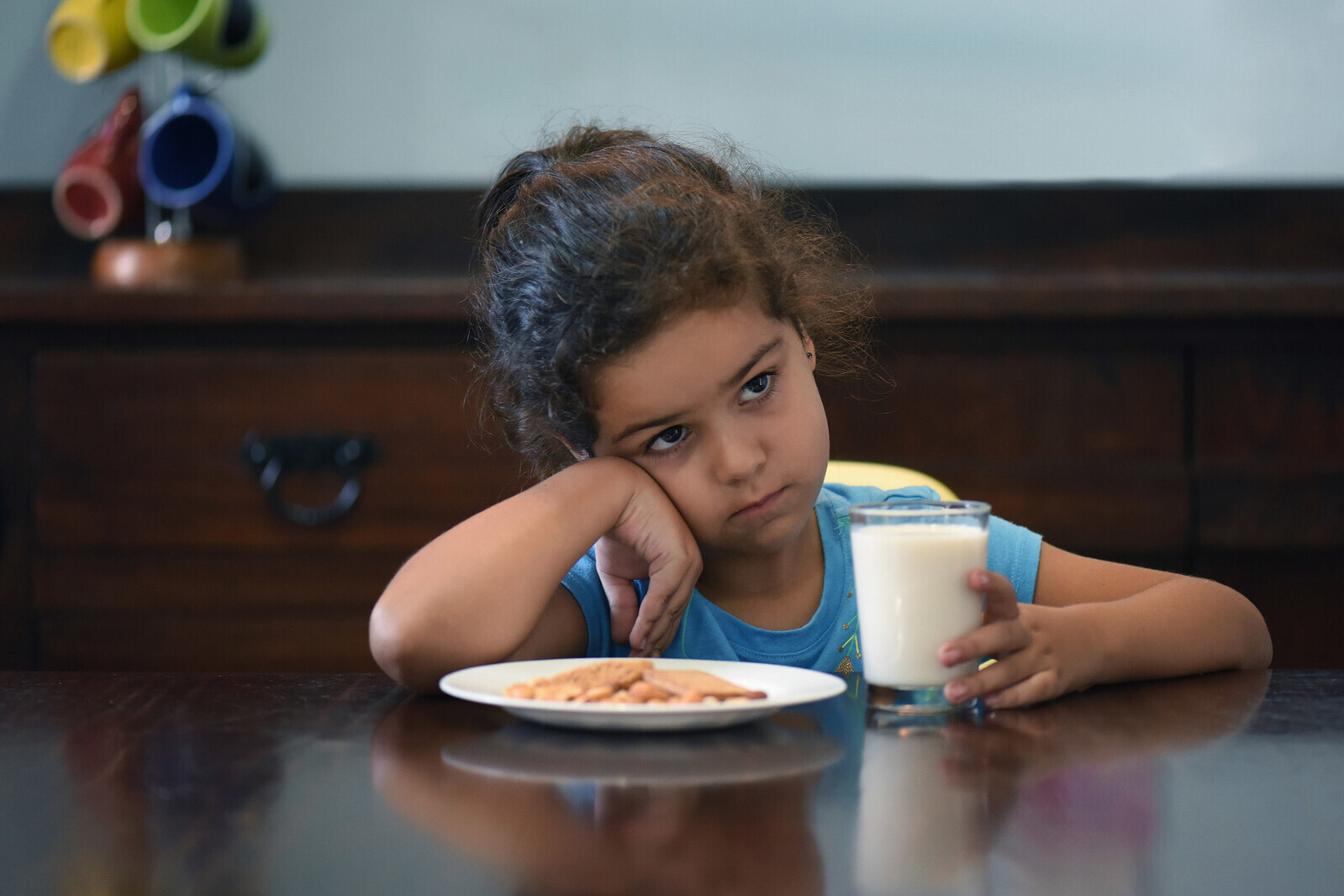 Niña con mala alimentación